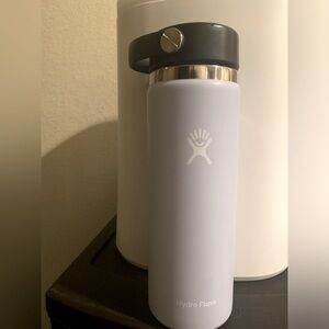 Hydro flask 20oz, wide mouth in the color Fog